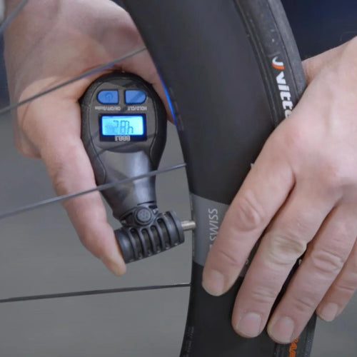 Manomètre digital vélo BBB GadgetGauge mesurant la pression d'un pneu