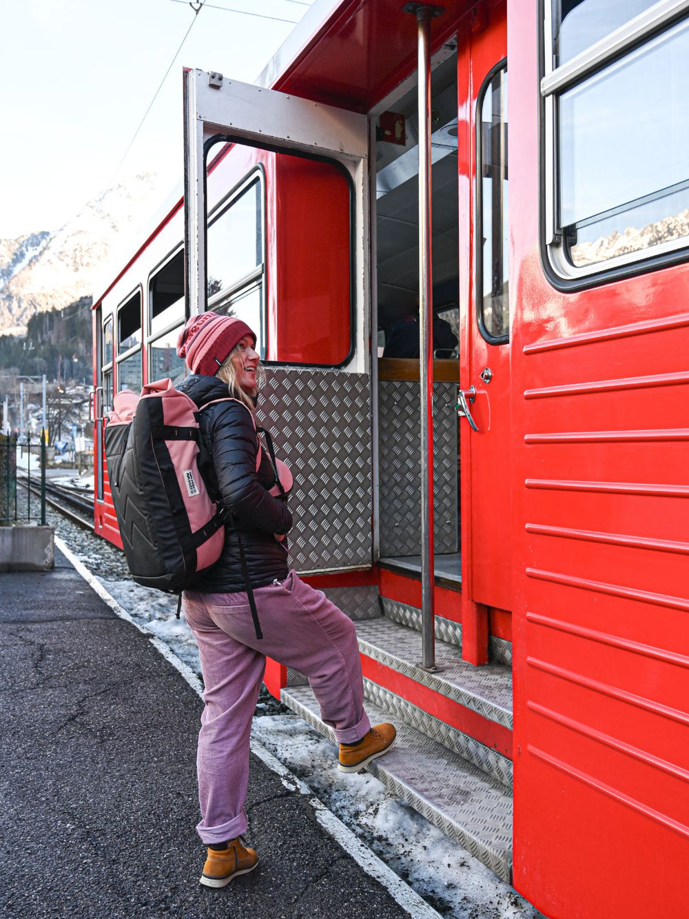 Sac de voyage Mero Mero Mini Smögen Blossom Pink / Black porté dos en train