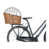 Panier arrière vélo pour chien Basil Pasja MIK Medium 45 cm coloris Nature Brown – monte sur le porte-bagages d un velo