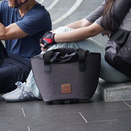 Panier sac de courses Ibera Shopping MIK 17 L gris posé au pied d'une cycliste