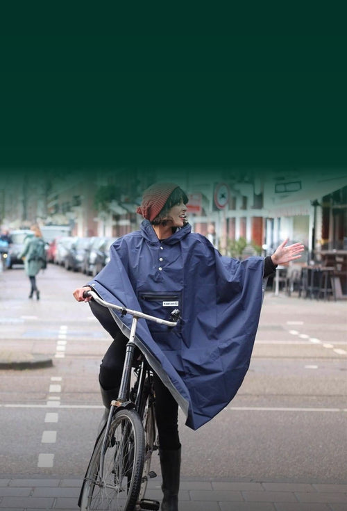 Poncho vélo The People's Poncho navy porté à vélo en ville