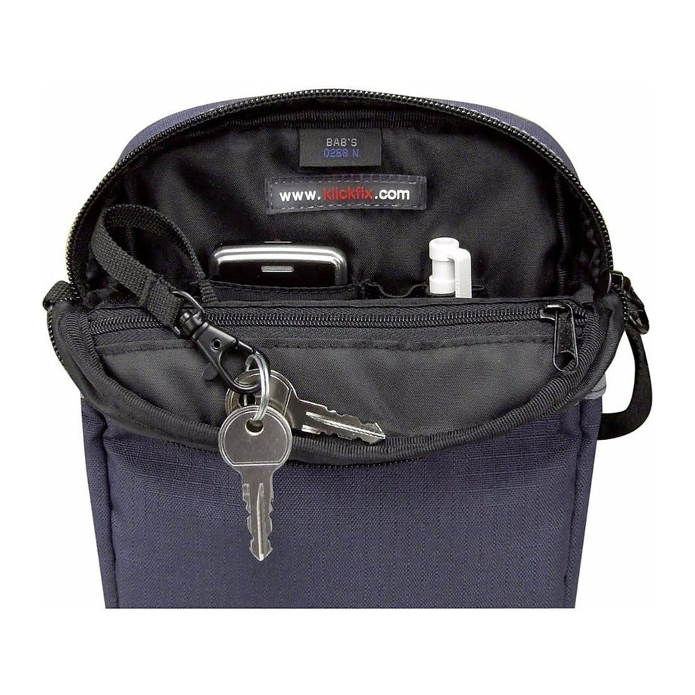 Petite sacoche vélo KlickFix Babs 1,1 L – Bleu marine – la pochette ouverte avec clefs et telephone