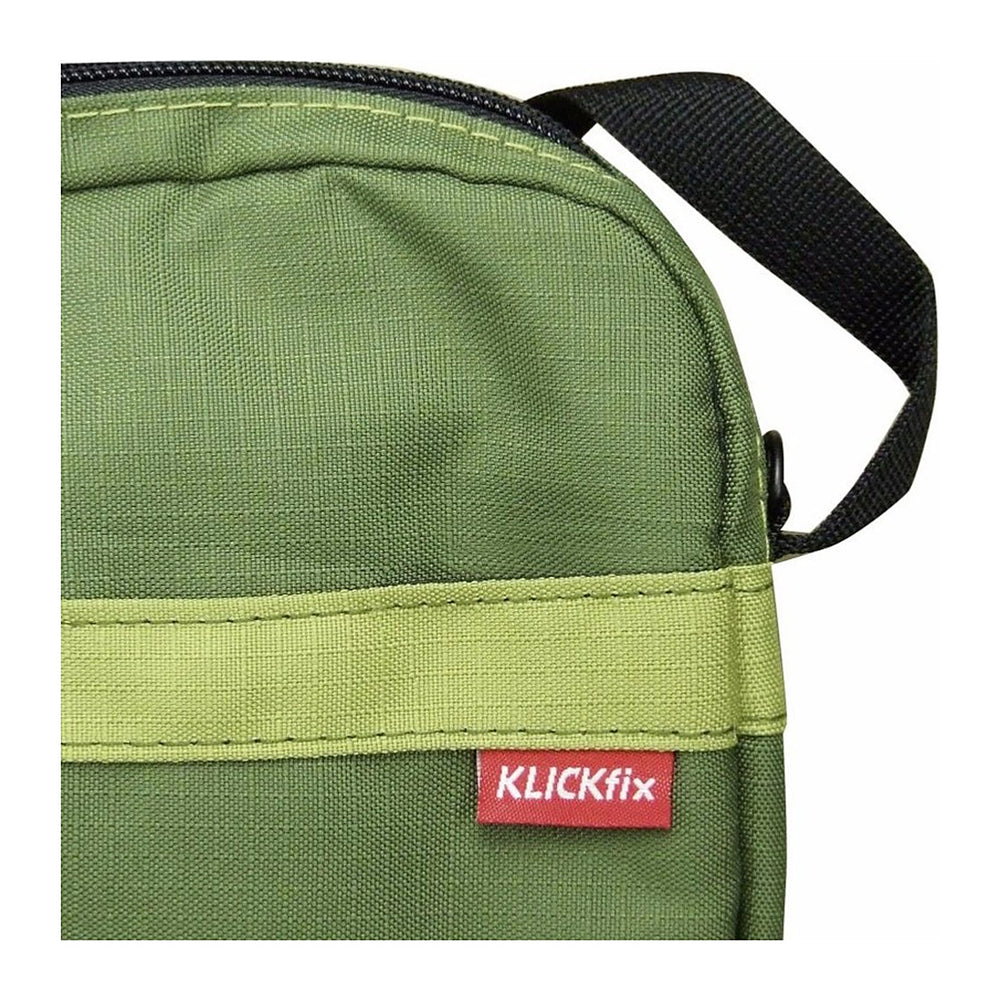 Petite sacoche vélo KlickFix Babs 1,1 L – Vert olive – le detail de la bande reflechissante et du logo