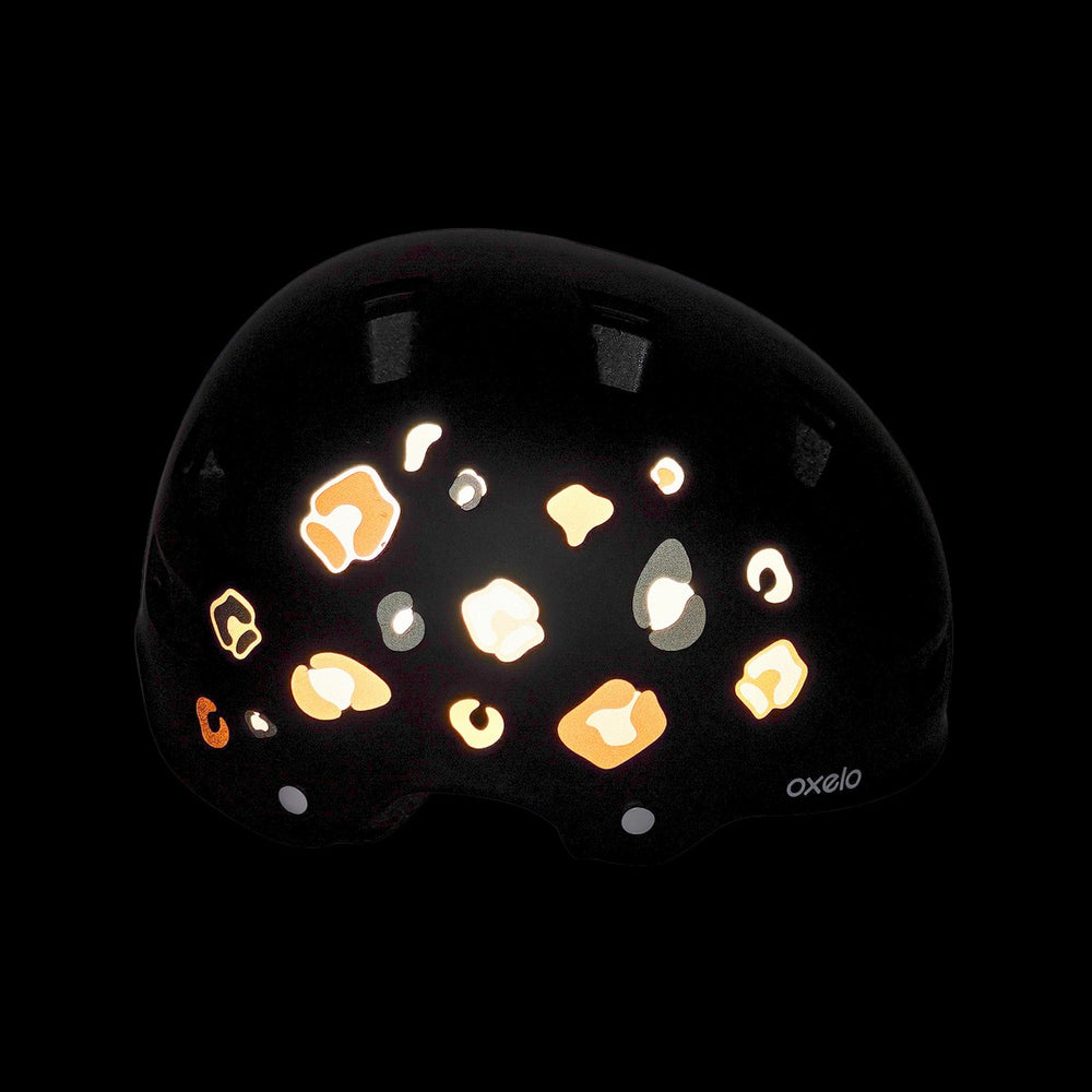 Planche de stickers réfléchissants Stick me Baby : Léopard, casque de nuit, stickers éclairés par une lampe