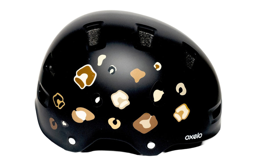 Planche de stickers réfléchissants Stick me Baby : Léopard, posés sur un casque vélo