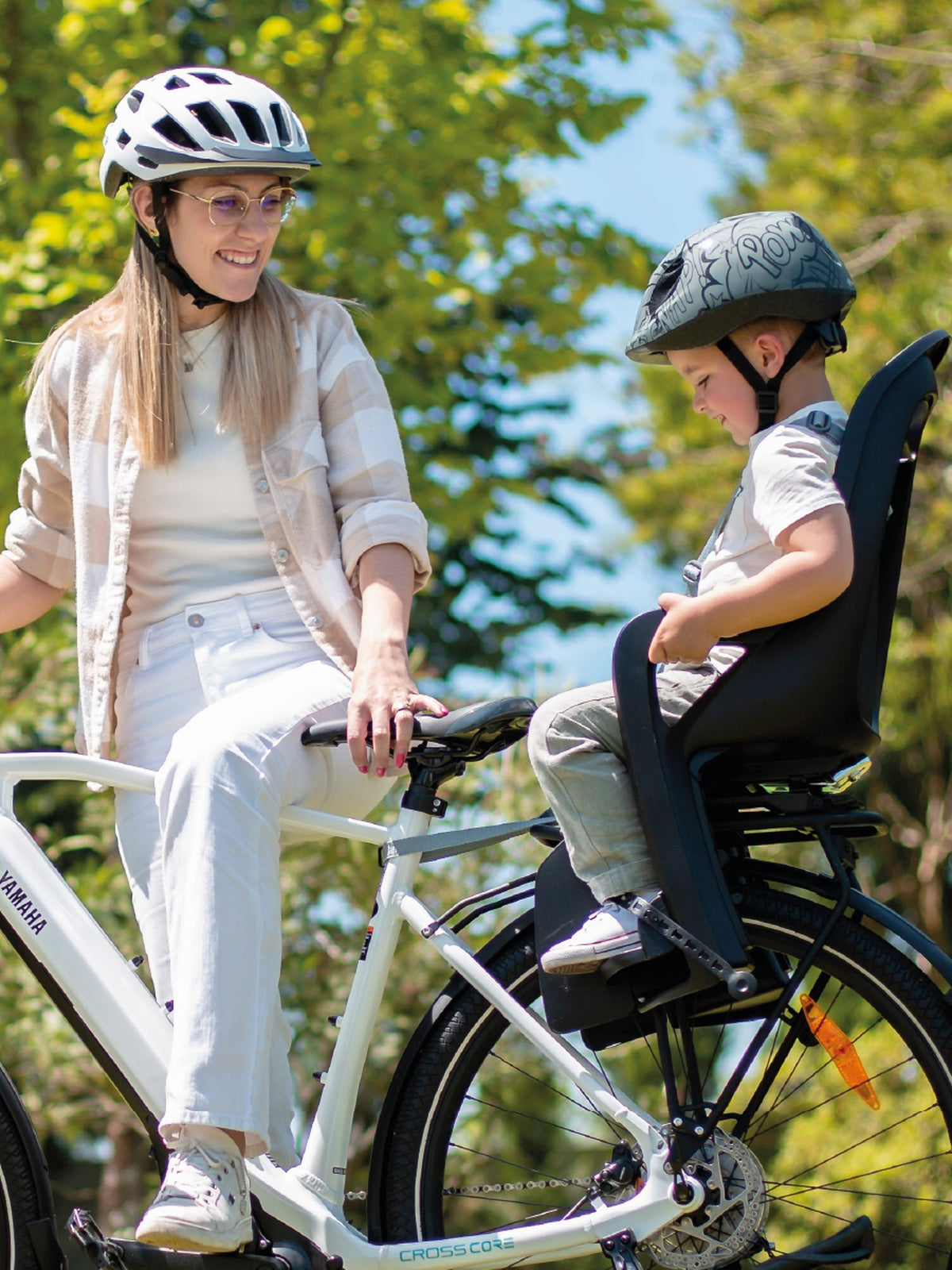 Enfant dans un siège vélo Polisport Groovy AVS+ sur un vélo électrique