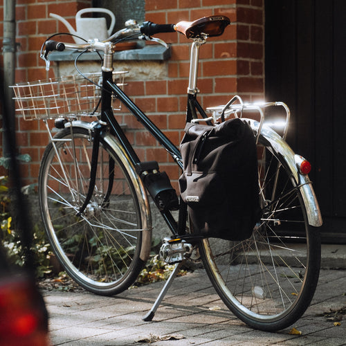 Porte-bagage arrière Pelago Commuter Rack avec sacoche, vélo garé en ville