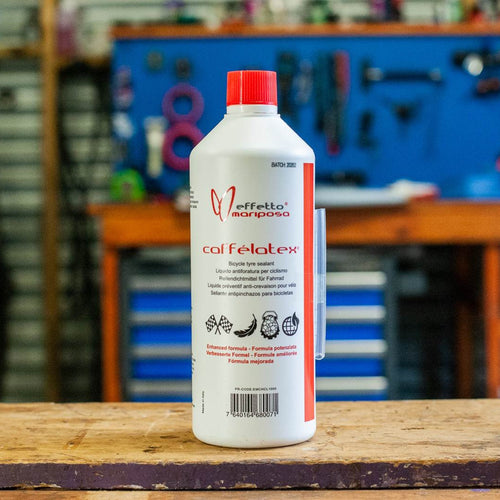 Bouteille de préventif Caffélatex 1 L Effetto Mariposa dans un atelier vélo