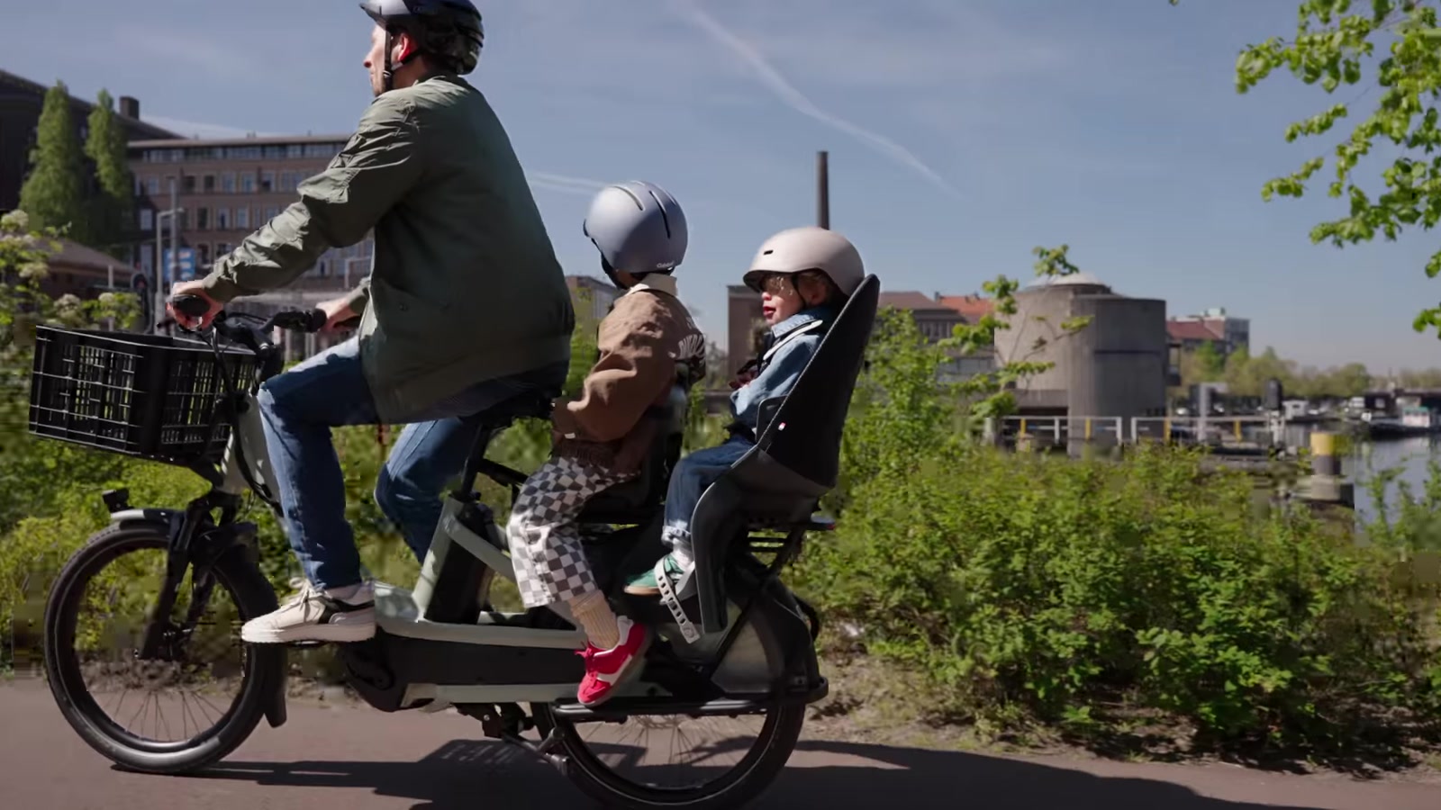 Familles à vélo en ville avec les sièges enfant Qibbel