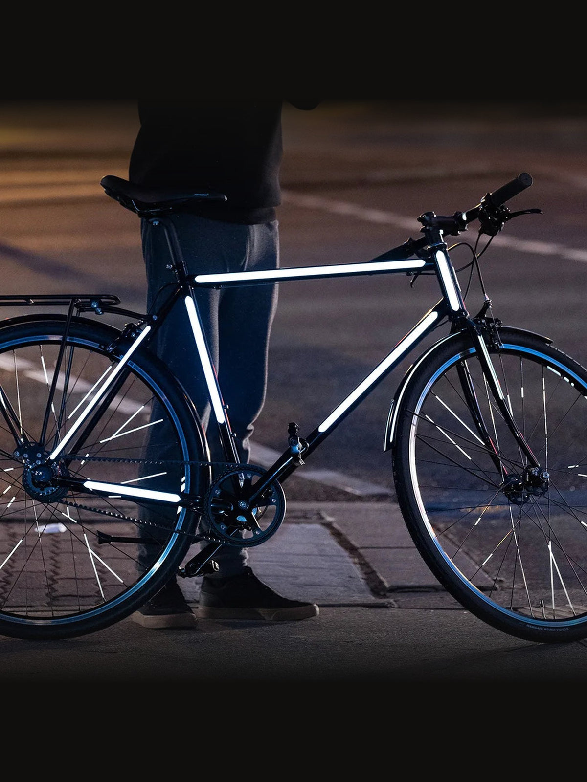 Vélo de ville avec stickers réfléchissants REFLECTIVE Berlin Stripes visibles de côté la nuit