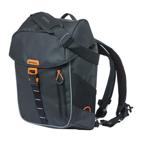 Sac à dos vélo Basil Miles Tarpaulin Hook-On 17 L coloris Noir Orange – vue trois quarts bretelles deployees