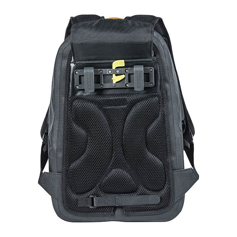 Sac à dos vélo Basil Urban Dry Hook-On 18 L coloris Charcoal – crochets Hook-On deployes