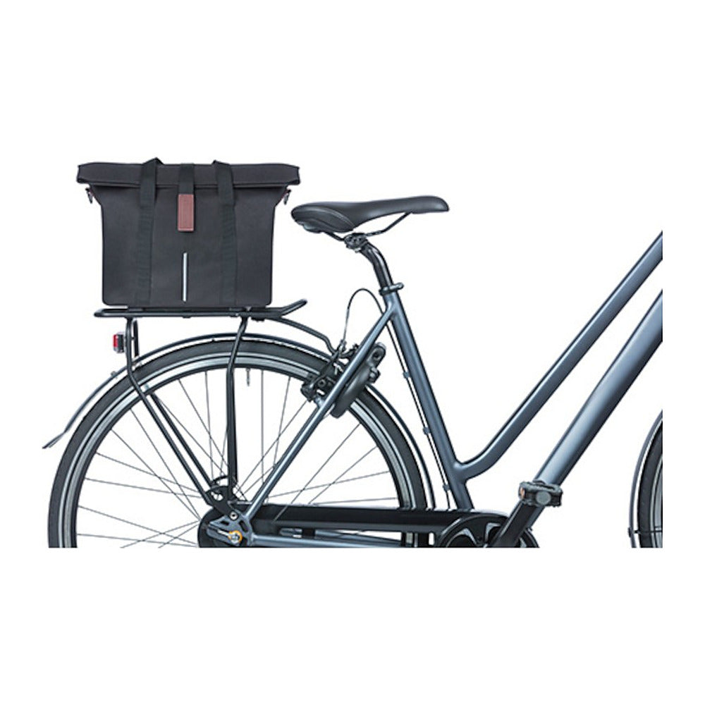 Sac à main vélo Basil City KF Hook 8-11 L coloris Noir – monte sur un velo de ville