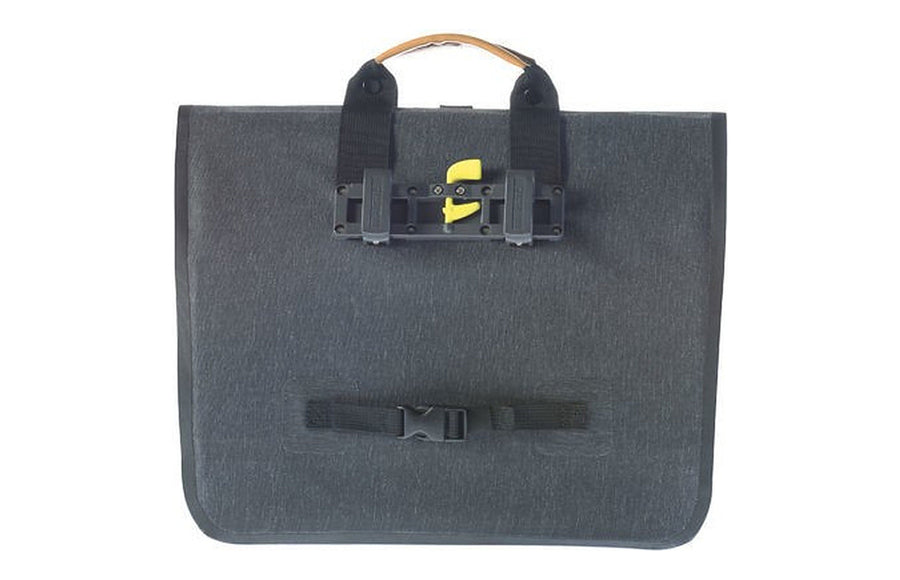 Sacoche arrière vélo Basil Urban Dry – le détail de la fermeture roll-top