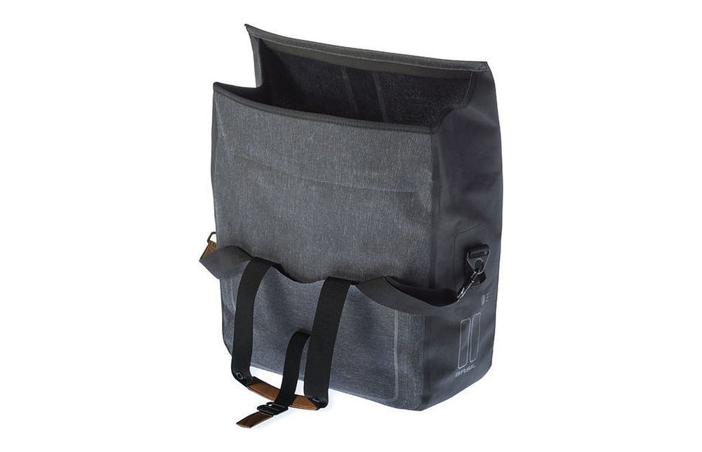 Sacoche arrière vélo Basil Urban Dry – accrochée au porte-bagages