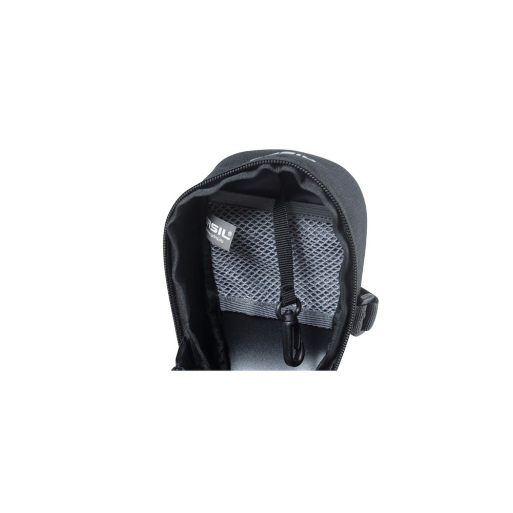 Sacoche de selle vélo Basil Mada – 1 L – la sacoche noire sur fond blanc