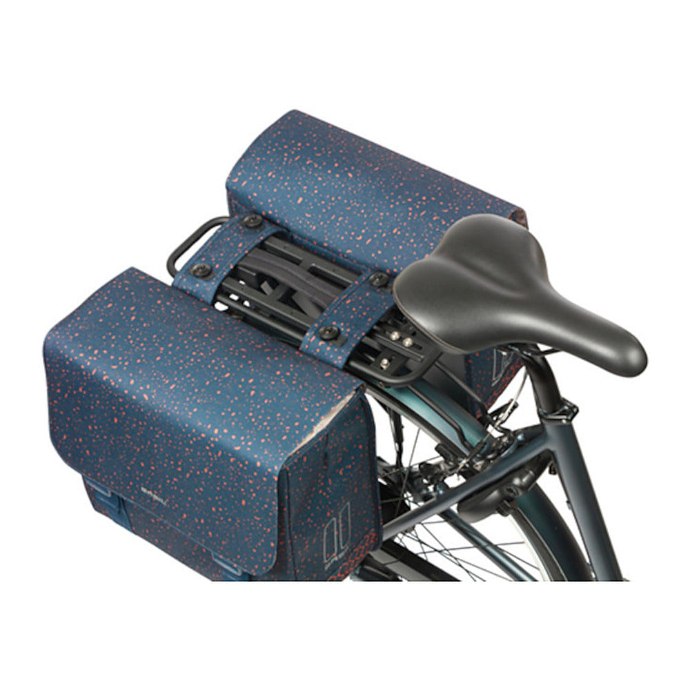 Sacoche double vélo Basil Flair MIK 35 L coloris Navy – montage sur le porte-bagages