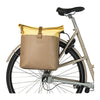 Sacoche double vélo Basil Vive Universal Bridge 35 L coloris Sable / Jaune – montee sur un velo de ville