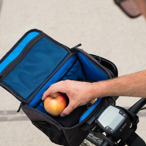 Sacoche de guidon vélo BBB FrontPack ouverte sur un vélo électrique