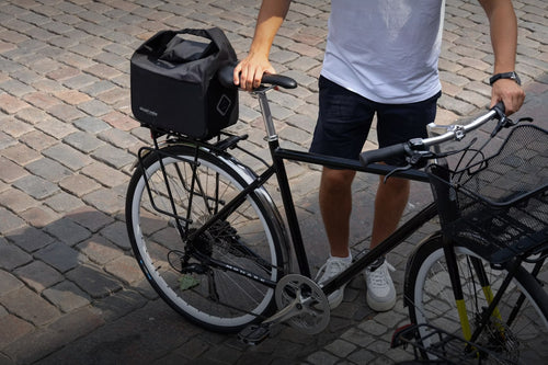 Sacoche Atran Velo Travel Top AVS sur le porte-bagage d'un vélo en ville