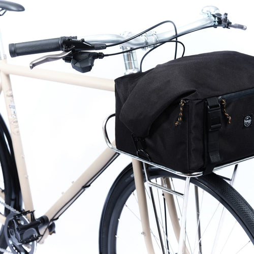 Sacoche Pelago Rackbag Eco posée sur le porte-bagage avant d'un vélo