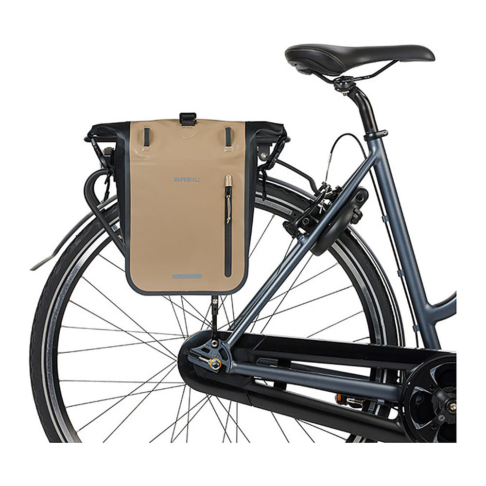 Sacoche vélo arrière Basil Rivo M MIK Hooks 15 L coloris Sable / Noir – montee sur un velo de ville