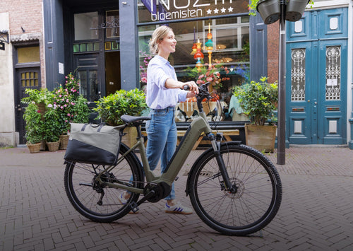 Sacoche vélo New Looxs Tendo noir et vert portée à vélo en ville