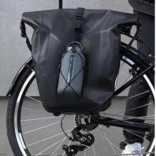 Sacoche vélo Badawin Hind noire fixée sur le porte-bagages