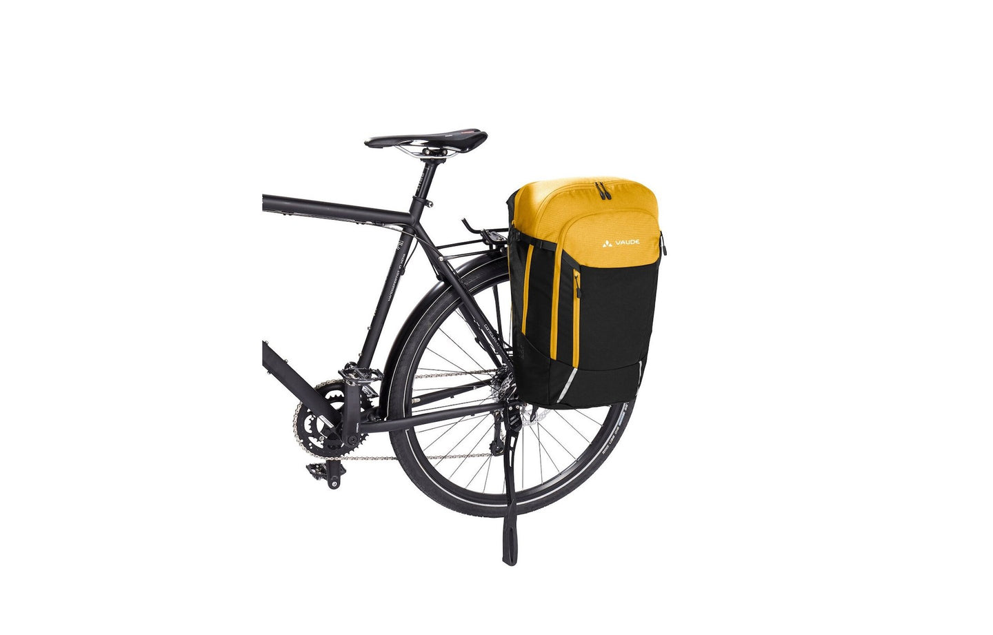 Sacoche vélo Vaude Cycle 28 II fixée sur porte-bagage arrière (coloris Burnt Yellow)