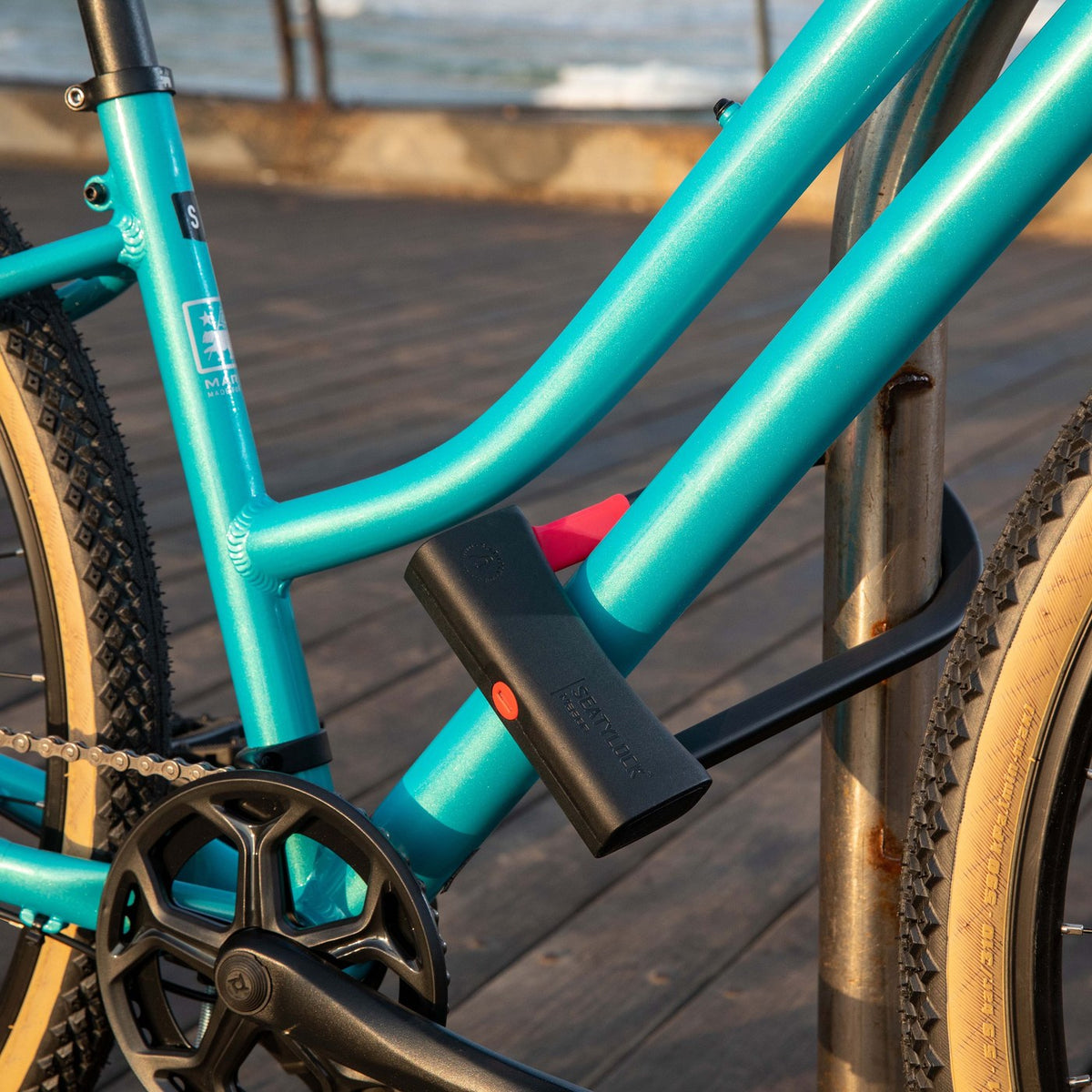 Antivol U Seatylock Mason sur un vélo de ville garé en bord de mer