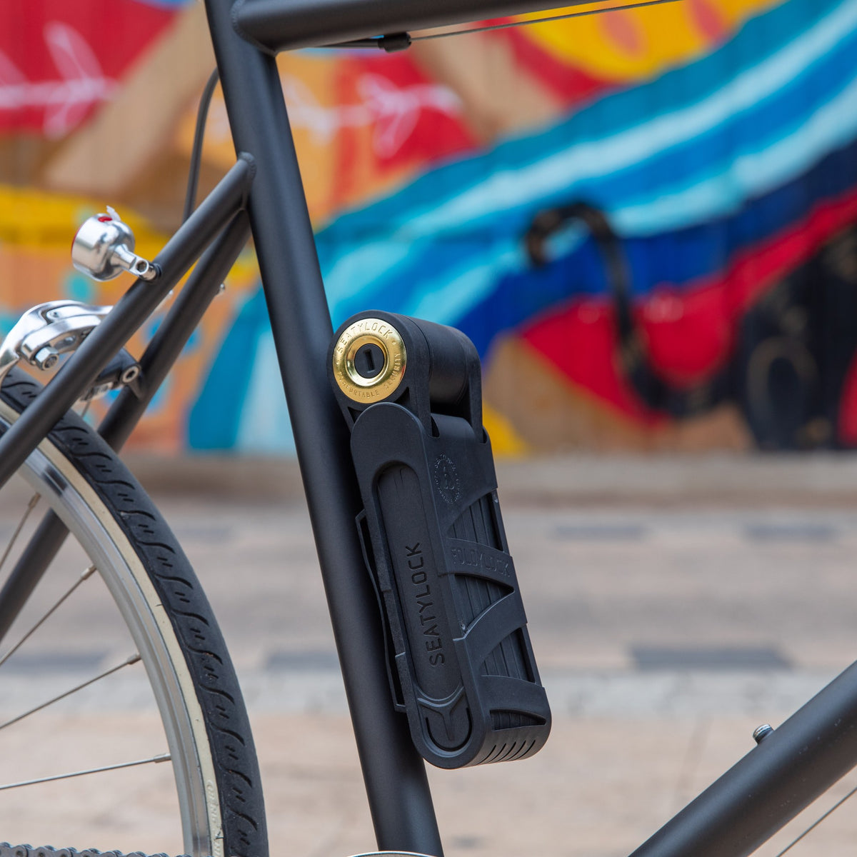 Antivol pliant Seatylock Foldylock Forever sur le cadre d'un vélo en ville