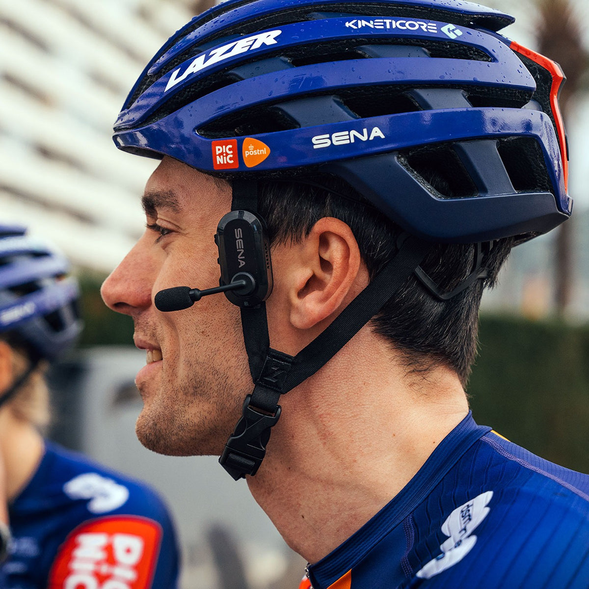 Coureur professionnel avec l'intercom Sena BiKom 20 sur son casque