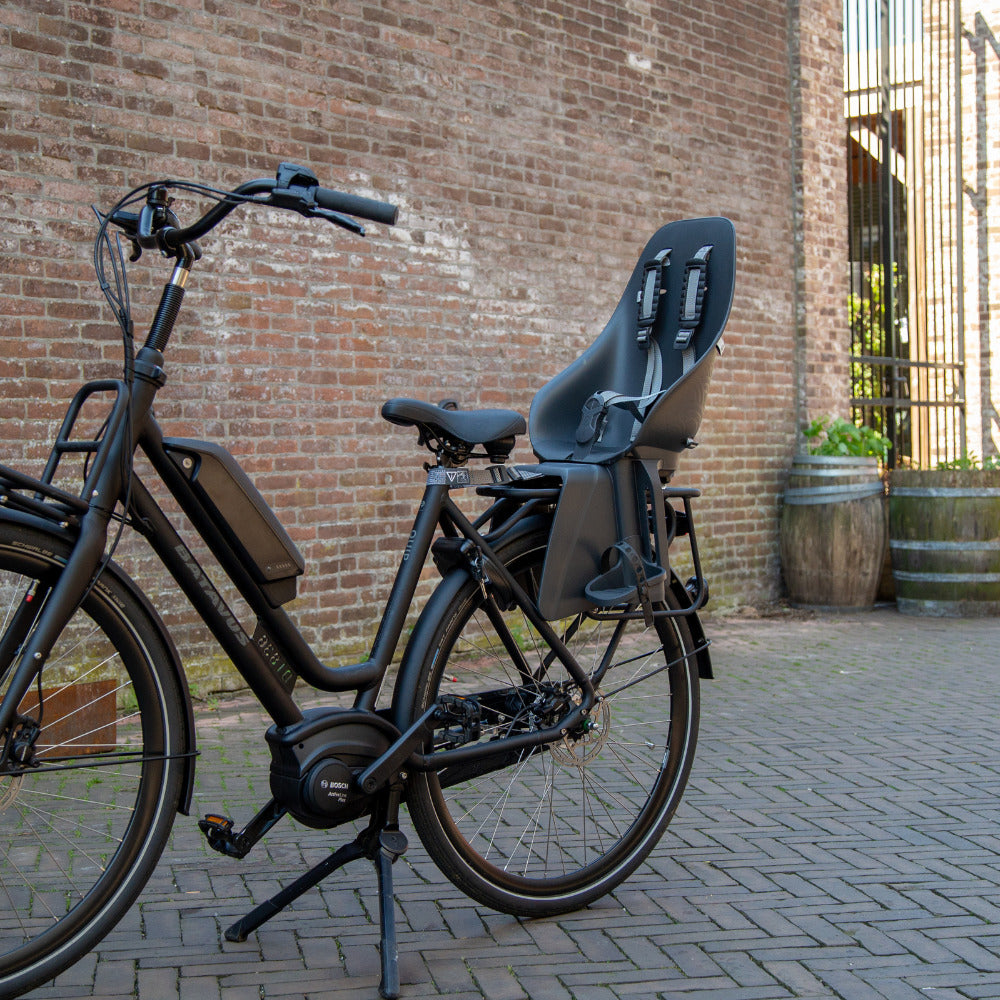 Siège arrière Urban Iki Ta-ke noir monté sur un vélo
