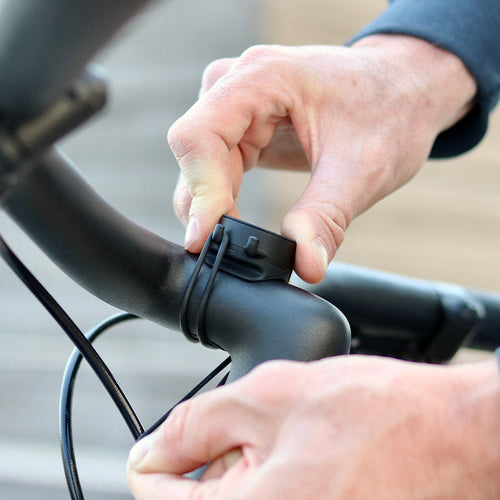 Support téléphone Shapeheart seul fixé par élastiques sur un guidon de vélo