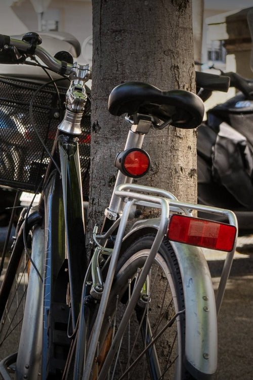 Traceur GPS vélo Invoxia Bike Tracker monté sur la tige de selle