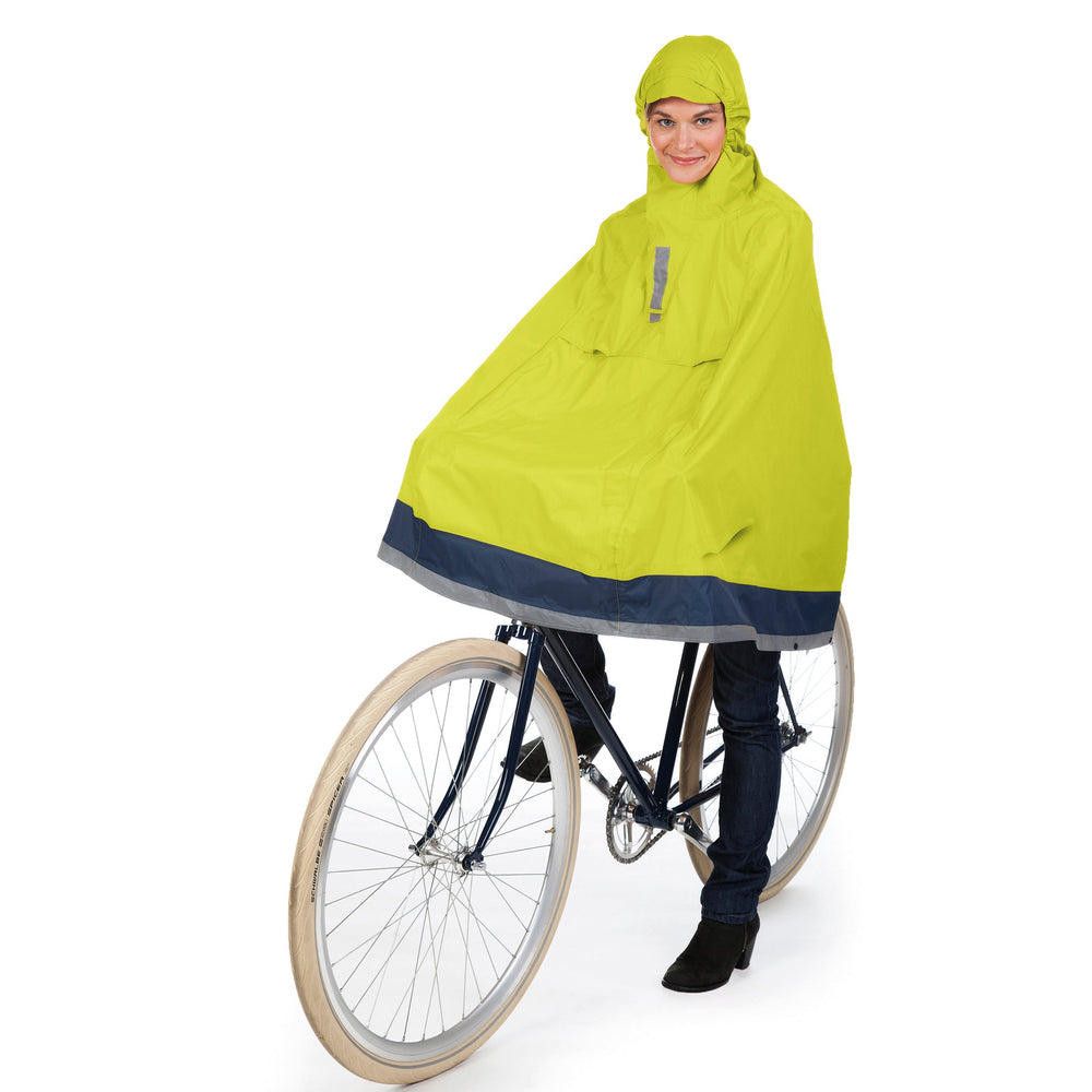 Cape de pluie vélo Tucano Urbano Garibaldina Plus 2G jaune fluo recouvrant un sac à dos grâce au soufflet dorsal