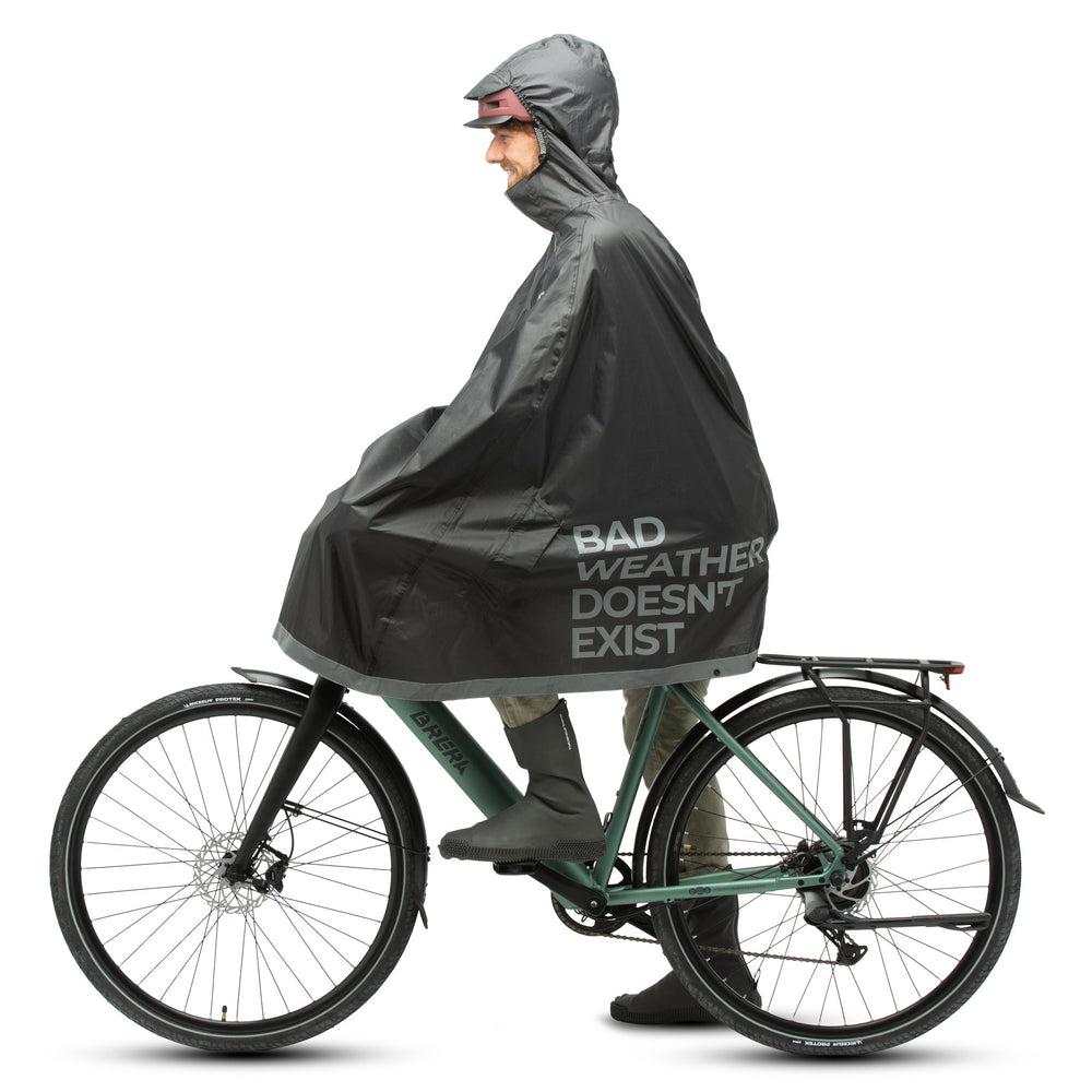 Cape de pluie vélo Tucano Urbano Garibaldina Zeta noire portée sur un vélo de ville, de profil