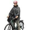 Cape de pluie vélo Tucano Urbano Garibaldina Zeta noire portée avec un casque, de face