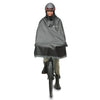 Cape de pluie vélo Tucano Urbano Garibaldina Zeta noire vue de face sur le vélo