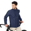 Veste de pluie vélo Tucano Urbano Rain Over Hydroscud bleu foncé portée sur un vélo