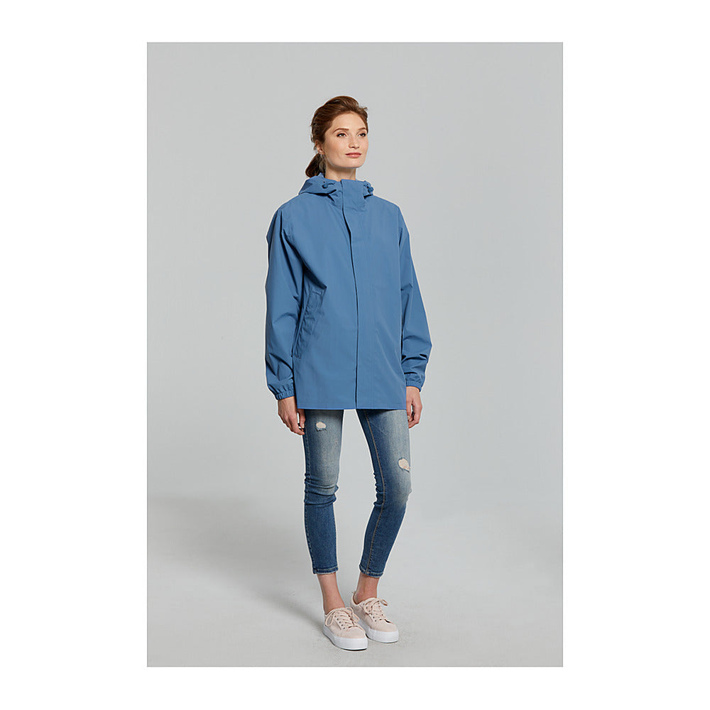 Veste de pluie vélo Basil Hoga unisexe coloris Bleu Horizon - portee par une femme