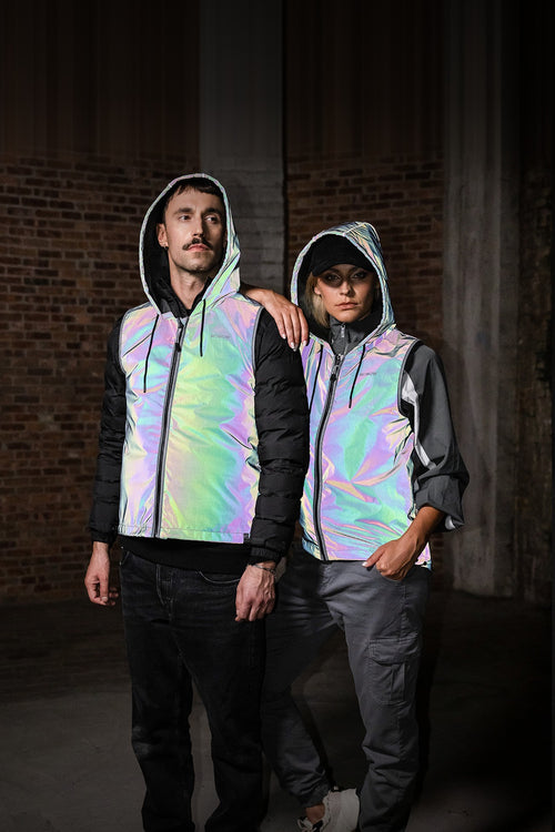 Veste sans manche réfléchissante WOWOW Lumeo Rainbow portée de nuit