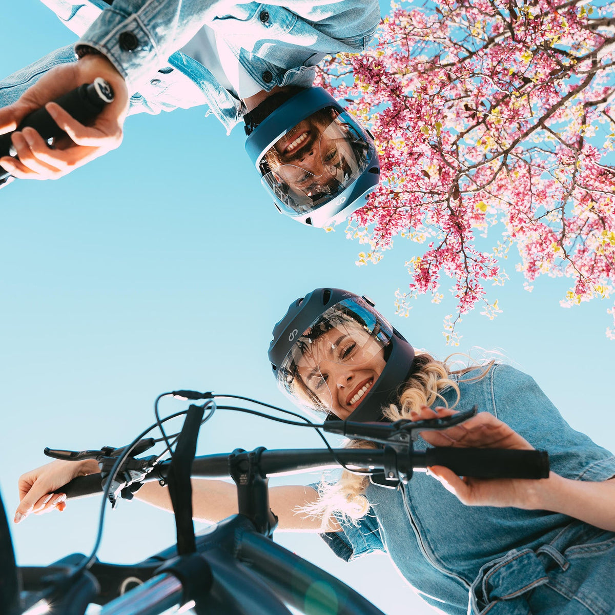 Casques vélo intégraux Virgomove portés à vélo électrique en ville